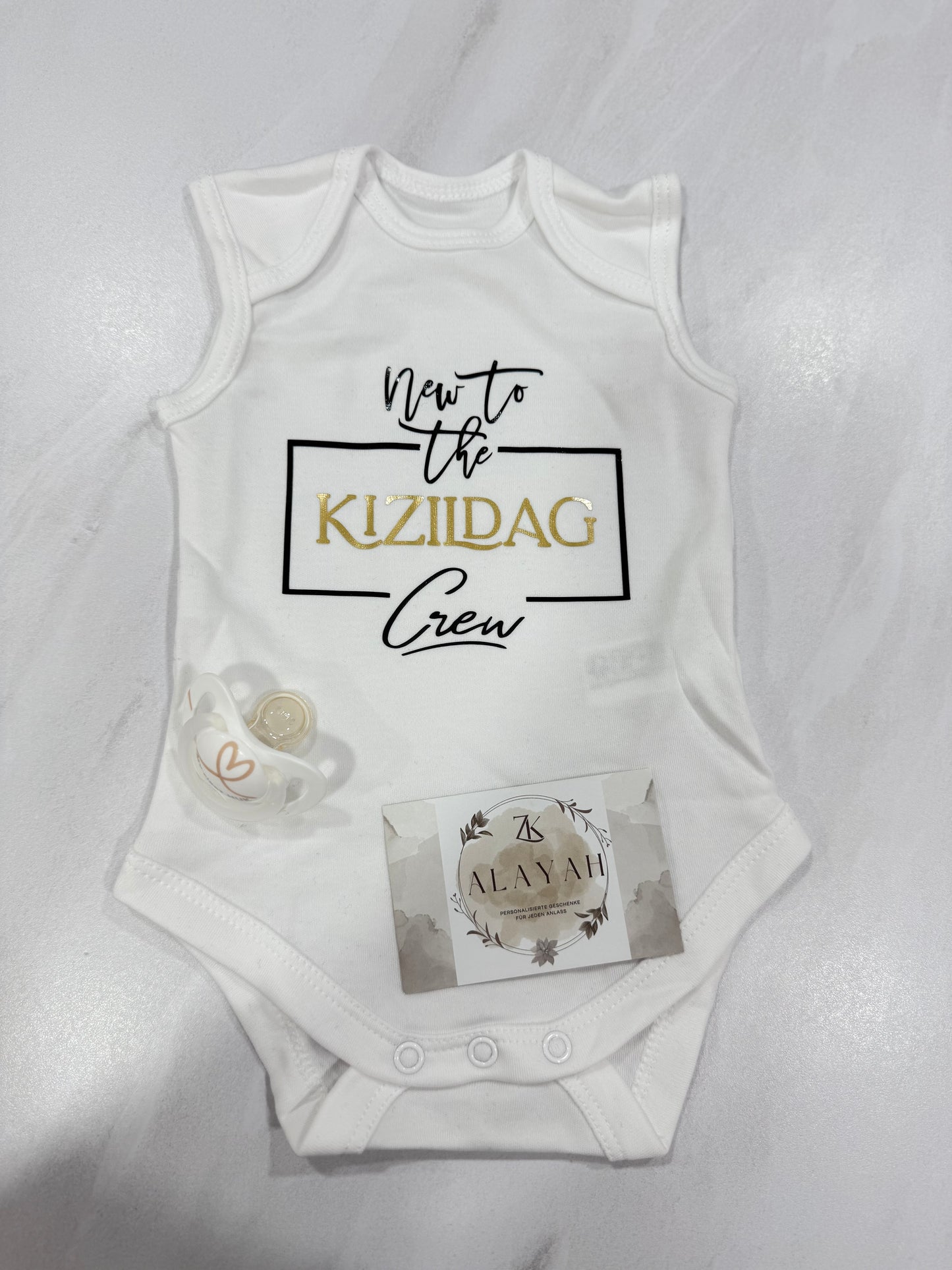 BABYBODY NEW TO THE CREW FAMILIEN NAME UNISEX