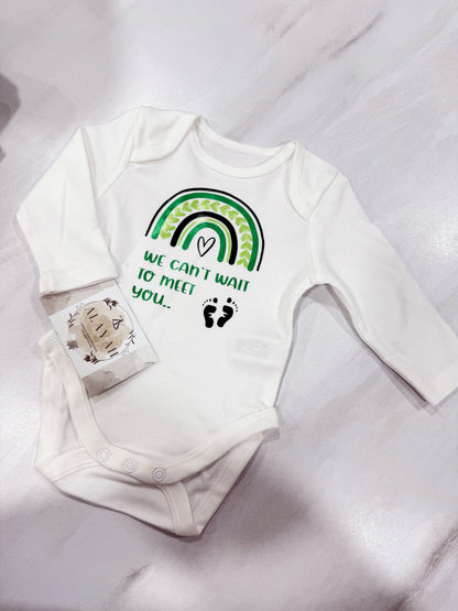 BABYBODY SCHWANGERSCHAFTSANKÜNDIGUNG REGENBOGEN GRÜN