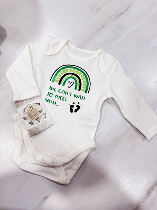 BABYBODY SCHWANGERSCHAFTSANKÜNDIGUNG REGENBOGEN GRÜN