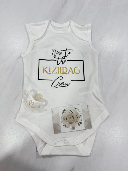 BABYBODY NEW TO THE CREW FAMILIEN NAME UNISEX